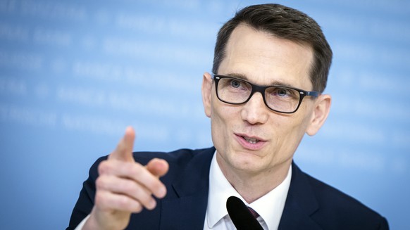 epa12184893 Swiss National Bank&#039;s (SNB) Chairman of the Governing Board Martin Schlegel gestures as he speaks during a media briefing at the SNB headquarters in Zurich, Switzerland, 19 June 2025. ...