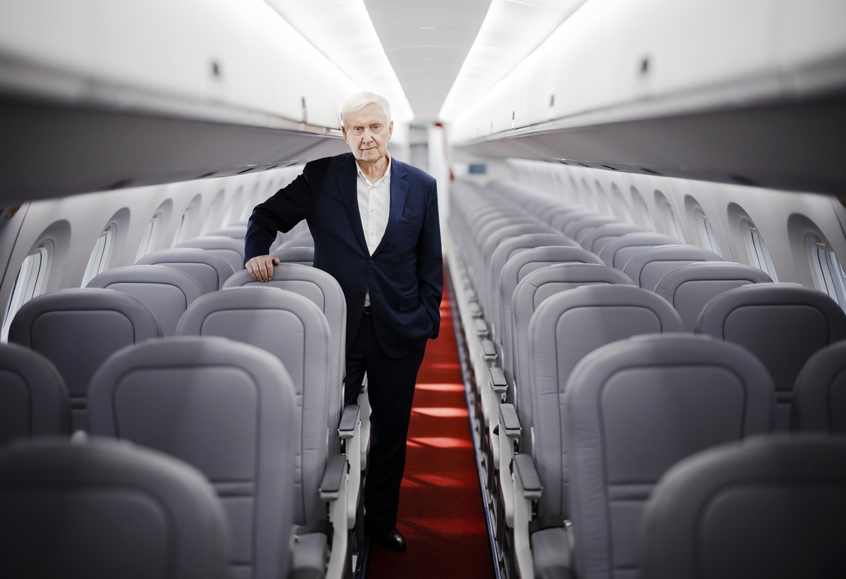Martin Ebner, Eigentuemer Helvetic Airways Group, posiert fuer ein Portrait, waehrend eines Medienanlass von Helvetic Airways in einem Hangar am Flughafen Zuerich, am Dienstag, 1. Maerz 2022 in Zueric ...