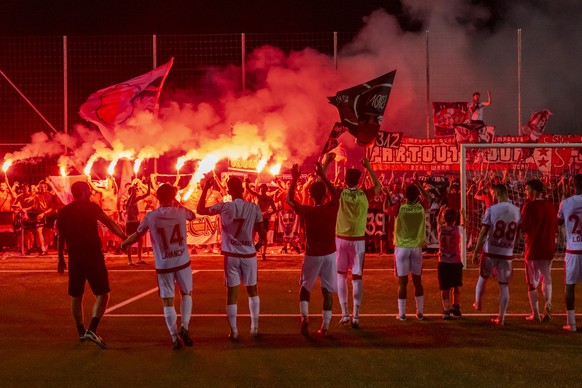 Die Spieler des FC Sion feiern mit ihren Fans nach der ersten Runde des Schweizer Fussball Cups zwischen dem FC Ajoie-Monterri und dem FC Sion im Stade Communal in Courgenay, am Freitag, 15. August 20 ...