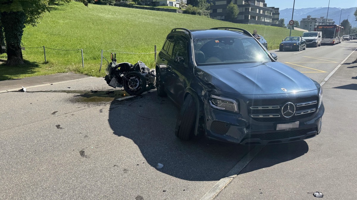 T-fffahrer-verletzt-sich-bei-Kollision-mit-Auto-in-Brunnen-SZ