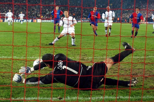 FC Basel&#039;s Goalie Pascal Zuberbuehler taucht nach dem von Liverpools Stuermer Michael Owen geschossenen Penalty, am Dienstag, 12. November 2002 im Champions League Spiel zwischen dem FC Basel und ...