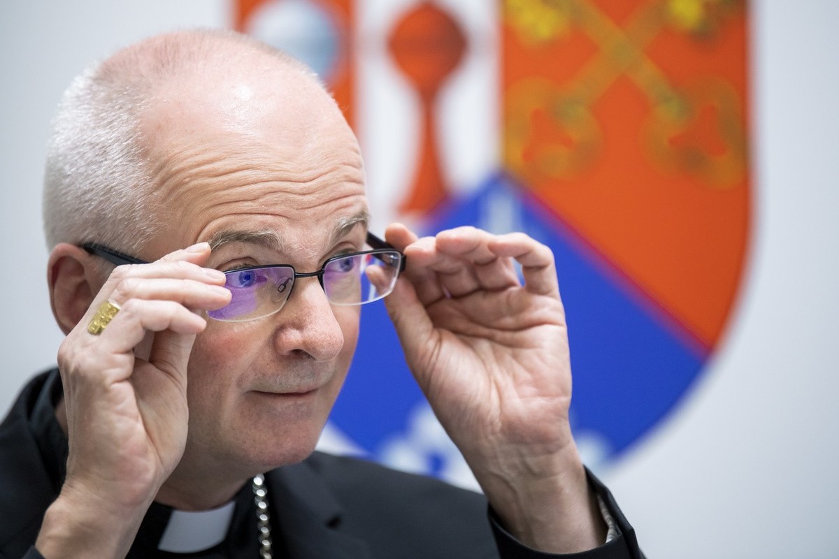 Mgr Charles Morerod, eveque de Lausanne, Geneve et Fribourg parle lors d'une conference de presse sur les resultats de deux enquetes sur les affaires d'abus sexuels dans le diocese de Lausan ...