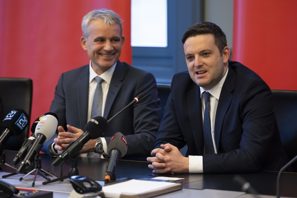 Die 2 gewaehlten Kandidaten Jon Pult, Nationalrat SP-GR, rechts, und Beat Jans, Regierungspraesident Basel-Stadt, links, auessern sich waehrend einer Medienkonferenz, bei der Bekanntgabe der offiziell ...
