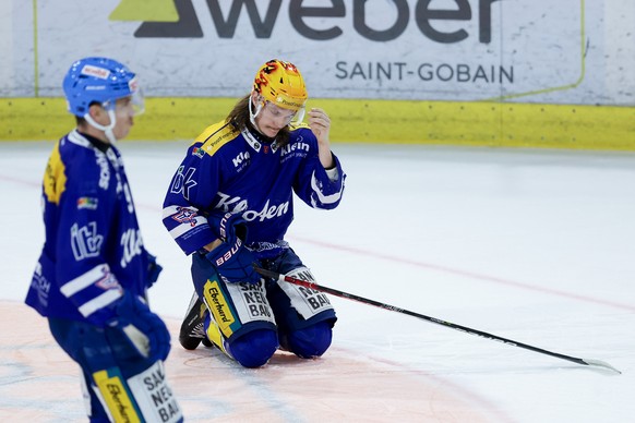 PostFinance Top Scorer Sami Niku (EHCK), rechts, reagiert waehrend der Meisterschaftspartie der National League zwischen dem EHC Kloten und Genf Servette HC, am Samstag, den 5. Oktober 2024, in der Sw ...
