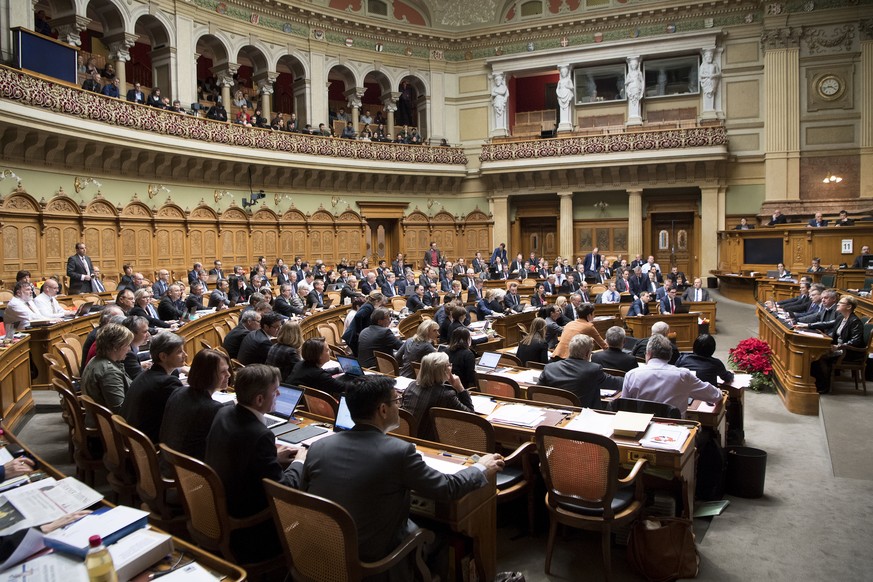 Nationalraete debattieren an der Wintersession der Eidgenoessischen Raete, am Montag, 11. Dezember 2017, im Nationalrat in Bern. (KEYSTONE/Anthony Anex)