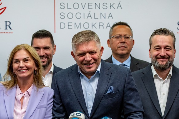 epa10893657 Slovak former Prime Minister and chairman of the Smer-SD party Robert Fico (C) talks to the media after the Slovak parliamentary elections at the party headquarters in Bratislava, Slovakia.