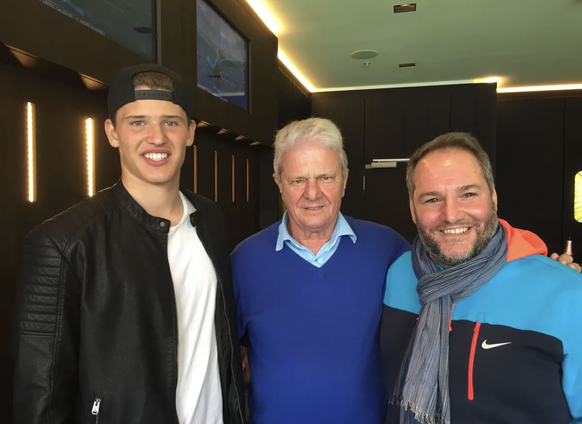 Erster Profivertrag: Gregor Kobel mit TSG-Hoffenheim-Boss Dietmar Hopp (Mitte) und seinem damaligen Berater Gianluca Di Domenico.