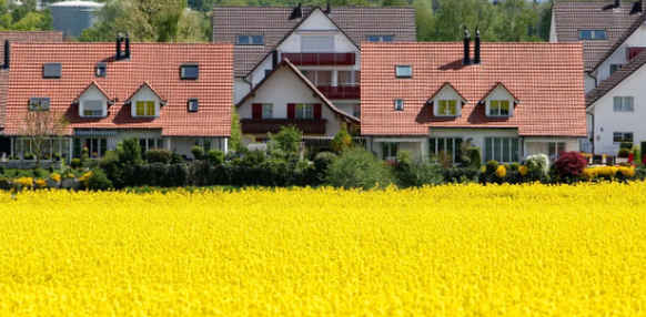 Eigenheimbesitzer könnten bald keinen Eigenmietwert mehr bezahlen müssen - dafür wären aber weniger Abzüge möglich.