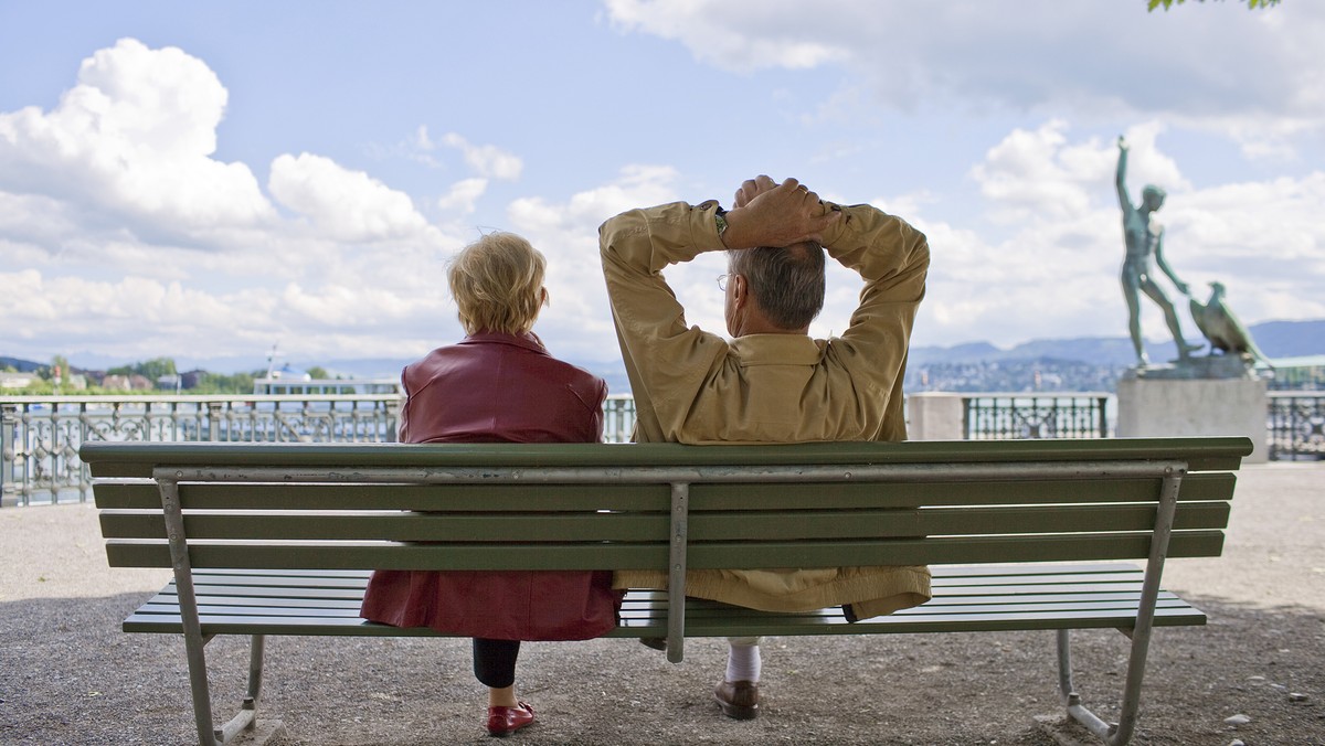 ZUR ABSTIMMUNG UEBER DIE ERBSCHAFTSSTEUERREFORM-VOLKSINITIATIVE VOM 14. JUNI 2015 STELLEN WIR IHNEN FOLGENDES BILDMATERIAL ZUR VERFUEGUNG – An elderly couple enjoys a mild afternoon in June on a park  ...