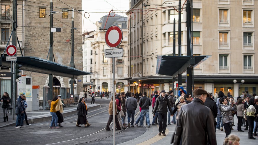 Des personnes marchent a cote des voies du tram et du bus a l&#039;arret de la place Bel-Air lors d&#039;une journee de greve des Transports publics genevois, TPG, ce mercredi 19 novembre 2014 a Genev ...