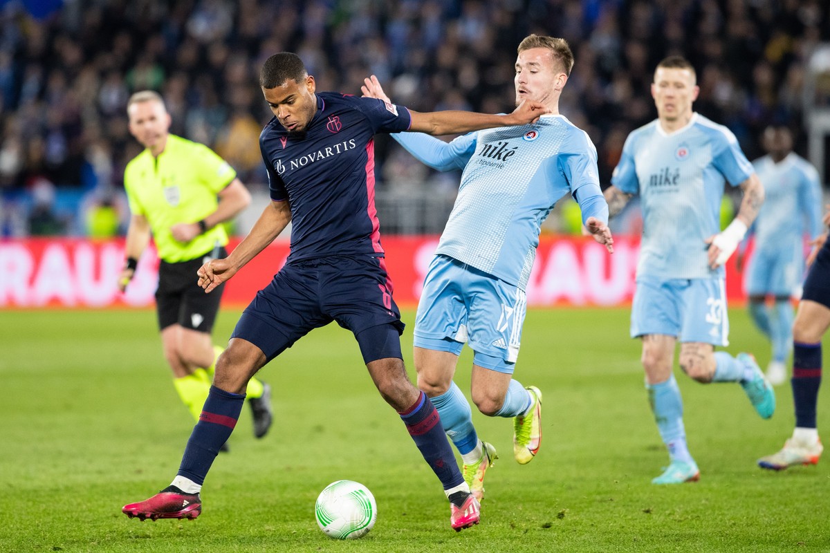 epa10527170 Bratislava's Jurij Medvedev (R) in action against Basel's Andy Diouf (L) during the UEFA Conference League round of 16 second leg soccer match between SK Slovan Bratislava and FC ...