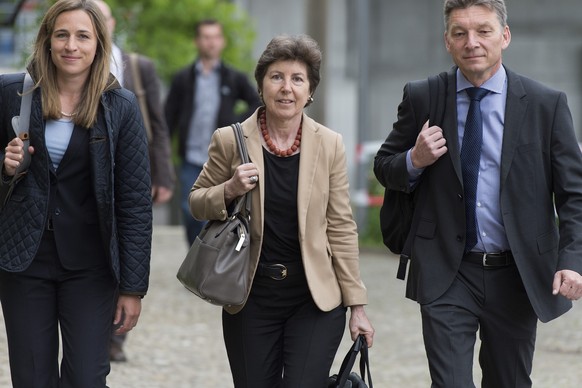 Nationalrätin Kathy Riklin, Mitte, und Entourage, auf dem Weg zum Prozess wegen Amtsgeheimnisverletzung am Berner Obergericht.