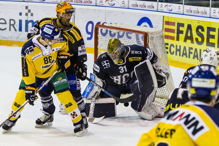 12.01.2016; La Chaux-de-Fonds; Eishockey NLB - HC La Chaux-de-Fonds Ð SC Langenthal; Luca Triulzi (Langenthal) gegen Dominic Forget und Goalie Remo Giovannini (La Chaux de Fonds)
(Leroy Ryser/freshfoc ...