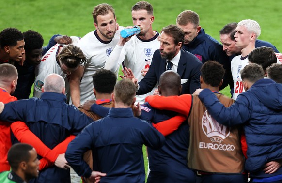 epa09330369 England manager Gareth Southgate talks to his players before the second half in extra time during the UEFA EURO 2020 semi final between England and Denmark in London, Britain, 07 July 2021 ...