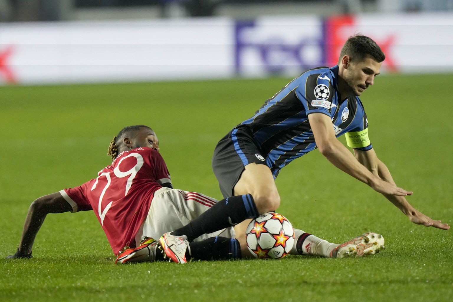 Manchester United&#039;s Aaron Wan-Bissaka tackles Atalanta&#039;s Remo Freuler, right, during the Champions League group F soccer match between Atalanta and Manchester United, at the Stadio di Bergam ...