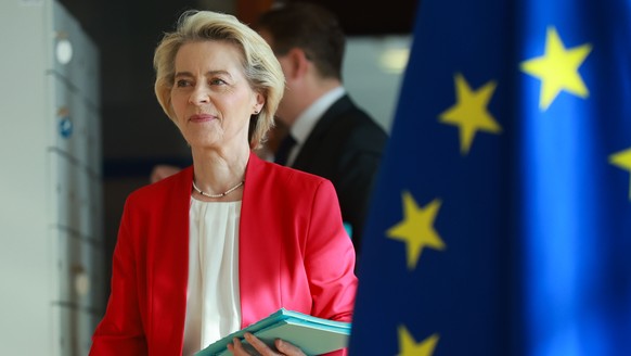 epa12121291 European Commission President Ursula von der Leyen arrives for the weekly College meeting of EU Commissioners, in Brussels, Belgium, 21 May 2025. EPA/OLIVIER HOSLET