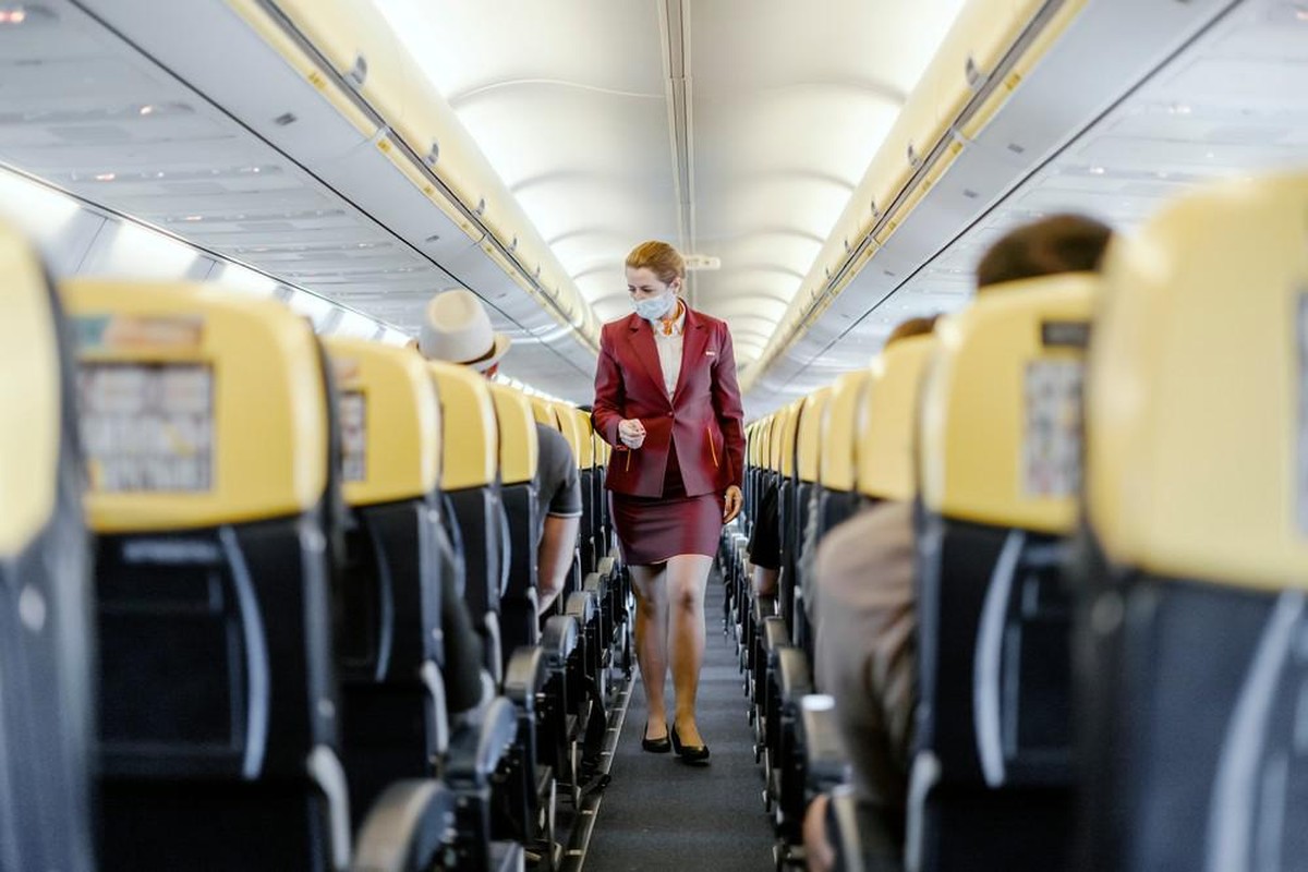 hôtesse de l'air avion masque