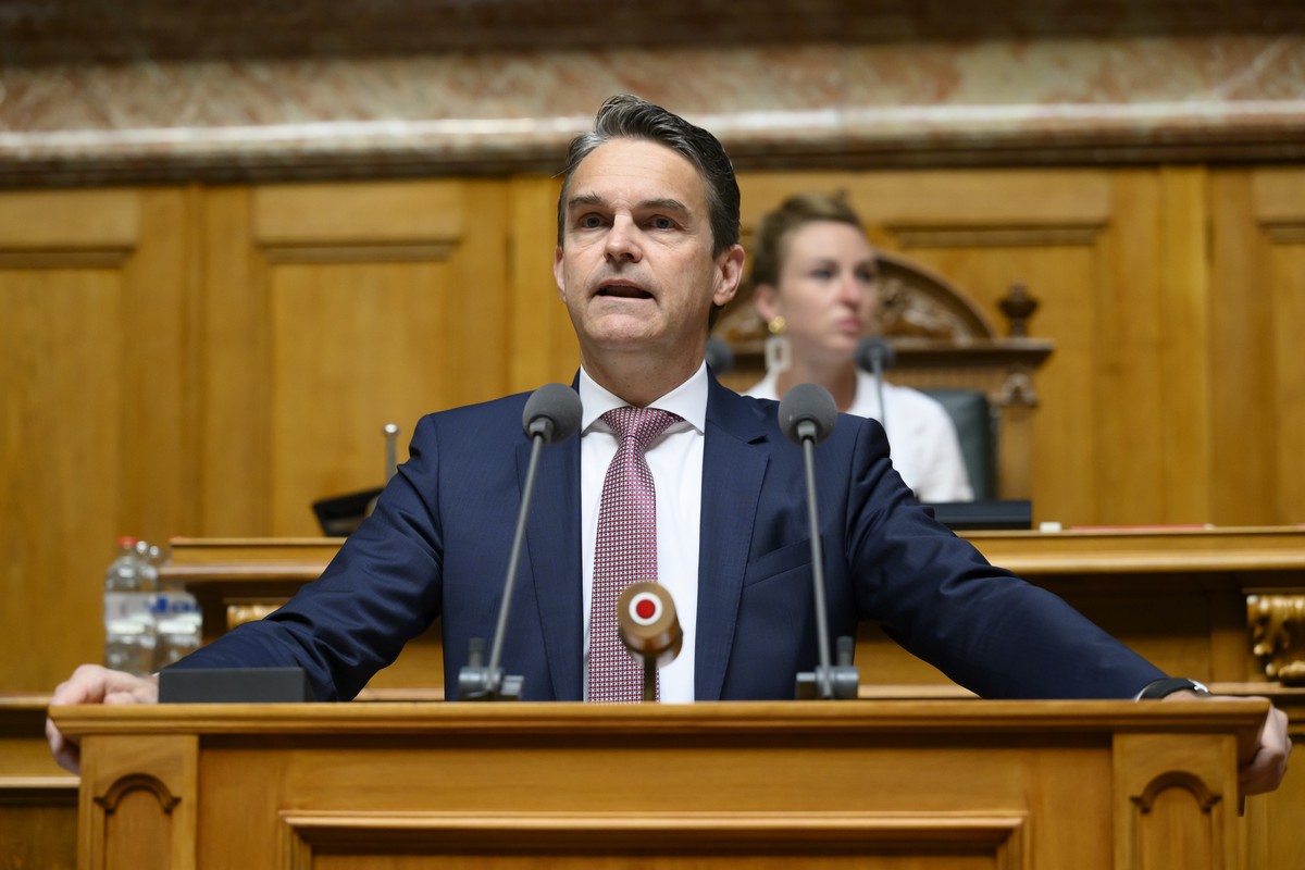 Beat Walti, FDP-ZH, spricht vor Nationalratspraesidentin Irene Kaelin, GP-AG, waehrend der Sommersession der Eidgenoessischen Raete, am Donnerstag, 9. Juni 2022 im Nationalrat in Bern. (KEYSTONE/Antho ...