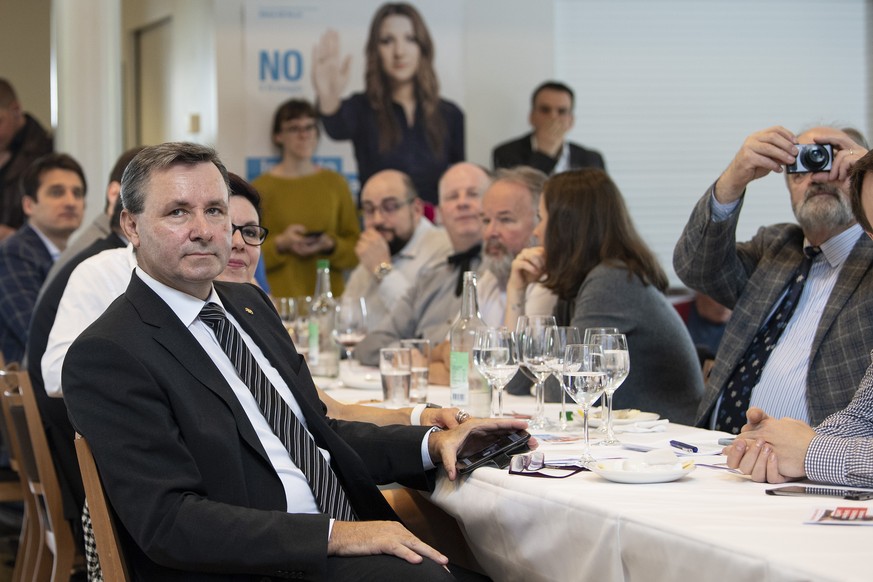 Werner Salzmann, Nationalrat SVP und Praesident Kanton Bern, vom Komitee gegen das neue Waffengesetz, verfolgt die Abstimmungsresultate, am Sonntag, 19. Mai 2019, in Burgdorf. Die Schweizer Stimmbevoe ...