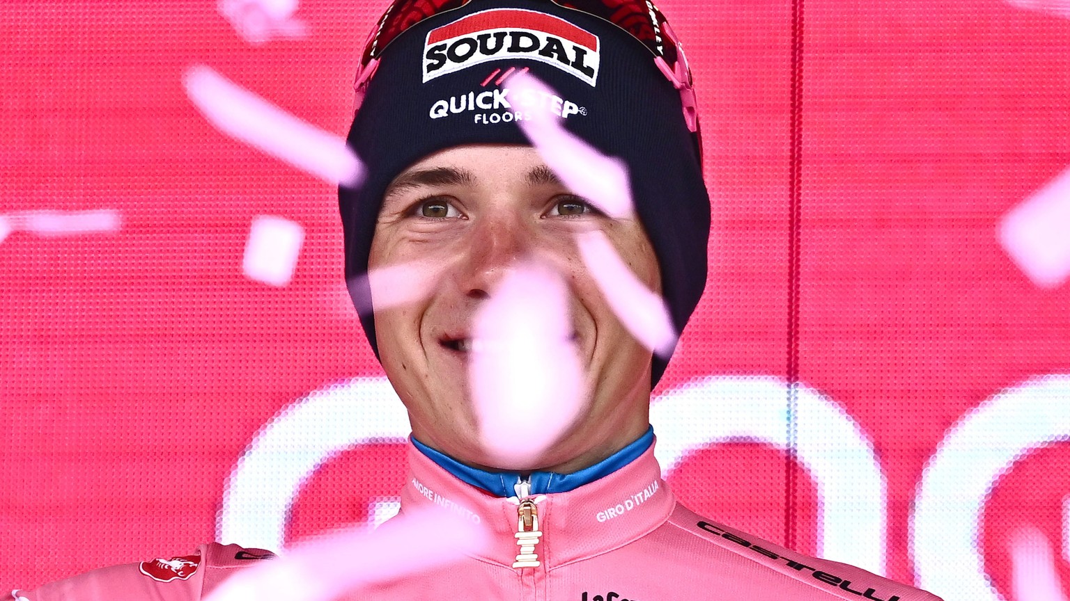 epa10628032 Belgian rider Remco Evenepoel of team Soudal Quick-Step celebrates on the podium wearing the overall leader&#039;s pink jersey after winning the ninth stage ITT crono anof the 2023 Giro d& ...