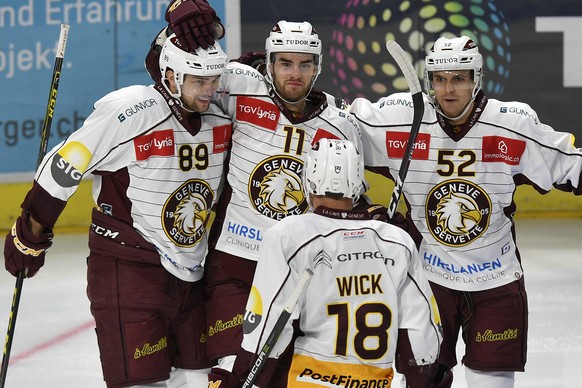 Die Genfer jubeln nach dem 0-1 beim Eishockeyspiel der National League ZSC Lions gegen den 
Geneve-Servette HC im Zuercher Hallenstadion am Dienstag, 12. Februar 2019. (KEYSTONE /Walter Bieri)