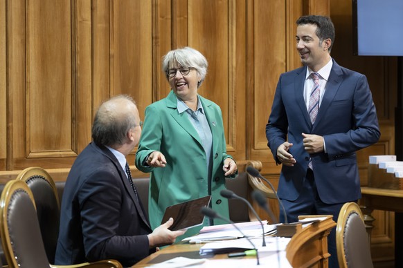 Elisabeth Baume-Schneider, SP-JU, Mitte, lacht mit Philippe Bauer, FDP-NE, links, und Andrea Caroni, FDP-AR, rechts, waehrend der Herbstsession der Eidgenoessischen Raete, am Donnerstag, 29. September ...