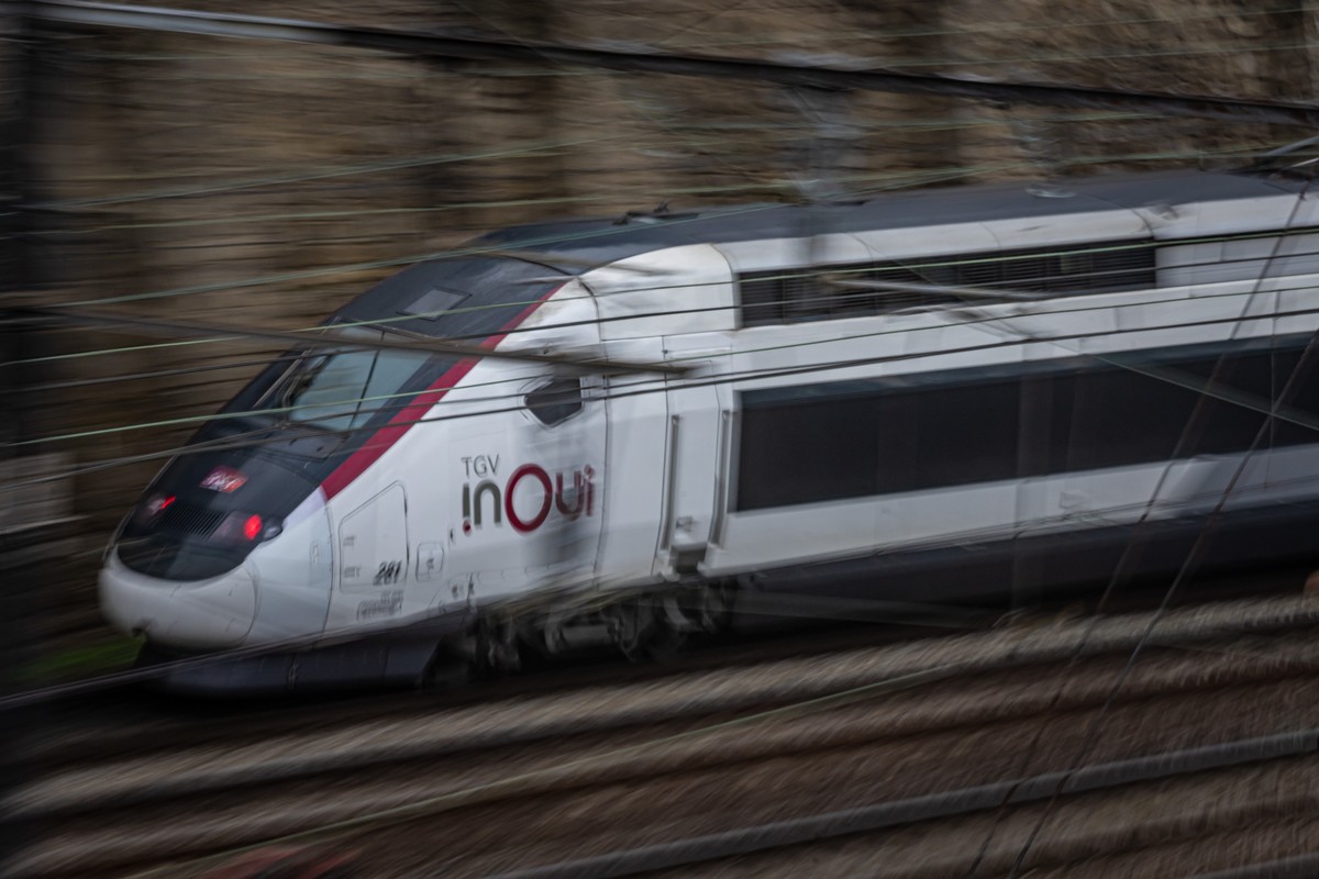 epa11157287 An InOui high-speed TGV train arrives at Gare de Lyon yard during a strike of highspeed TGV trains controllers of the French national railway company 'SNCF' in Paris, France, 16  ...