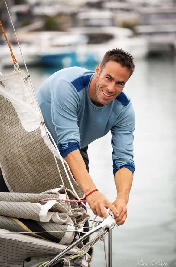 Felix Oberle macht in der Bretagne sein Boot klar für die nächste Hochsee-Regatta.