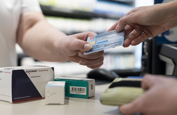 [Symbolic Image / Staged Image] A Concordia Insurances health insurance card is used at the checkout of a pharmacy in Zurich, Switzerland, on October 28, 2019. (KEYSTONE/Christian Beutler)

[Symbolbil ...