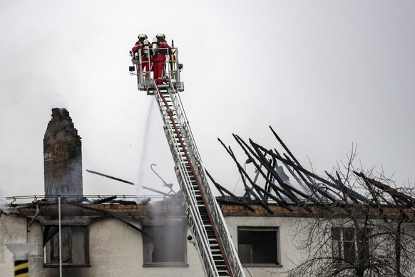 Starke Rauchentwicklung auf einem Firmengelaende, auf dem ein Feuer ausgebrochen ist, am Mittwoch, 3. Maerz 2021, in Hinwil. (KEYSTONE/Alexandra Wey)