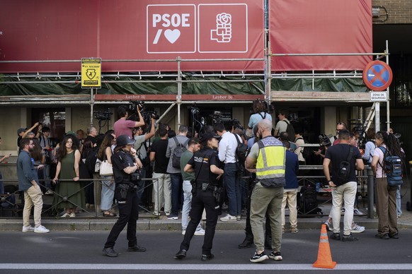 epa12997351 Journalists and camera crews have set up outside the Socialist (PSOE) headquarters in Madrid, Spain, as agents from the Police Central Operative Unit (UCO, in Spanish) search the offices,  ...