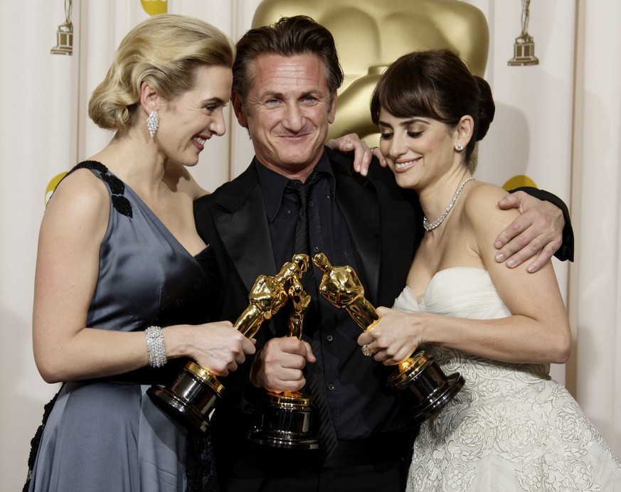 From left, British actress Kate Winslet holds the Oscar for best actress for her work in &quot;The Reader&quot;, Sean Penn holds the Oscar for best actor for his work in &quot;Milk&quot;, and Spanish  ...