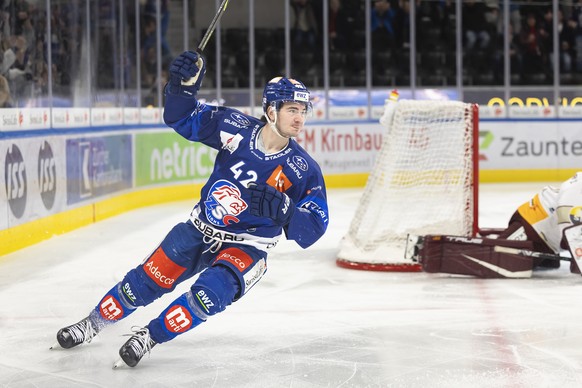 Zuerichs Alexandre Texier jubelt nach seinem Tor zum 1:0 im Eishockeyspiel der National League zwischen den ZSC Lions und dem Genf Servette HC, am Dienstag, 21. Februar 2023 in der Swiss Life Arena in ...