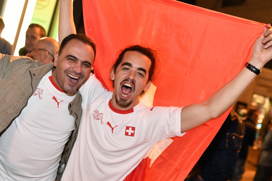 Schweizer Fussballfans feiern den Sieg gegen Serbien an der Zuercher Langstrasse am Freitag, 22. Juni 2018. (KEYSTONE/Walter Bieri)