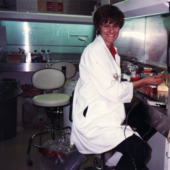 Katalin Karikó 1989 in ihrem Labor.