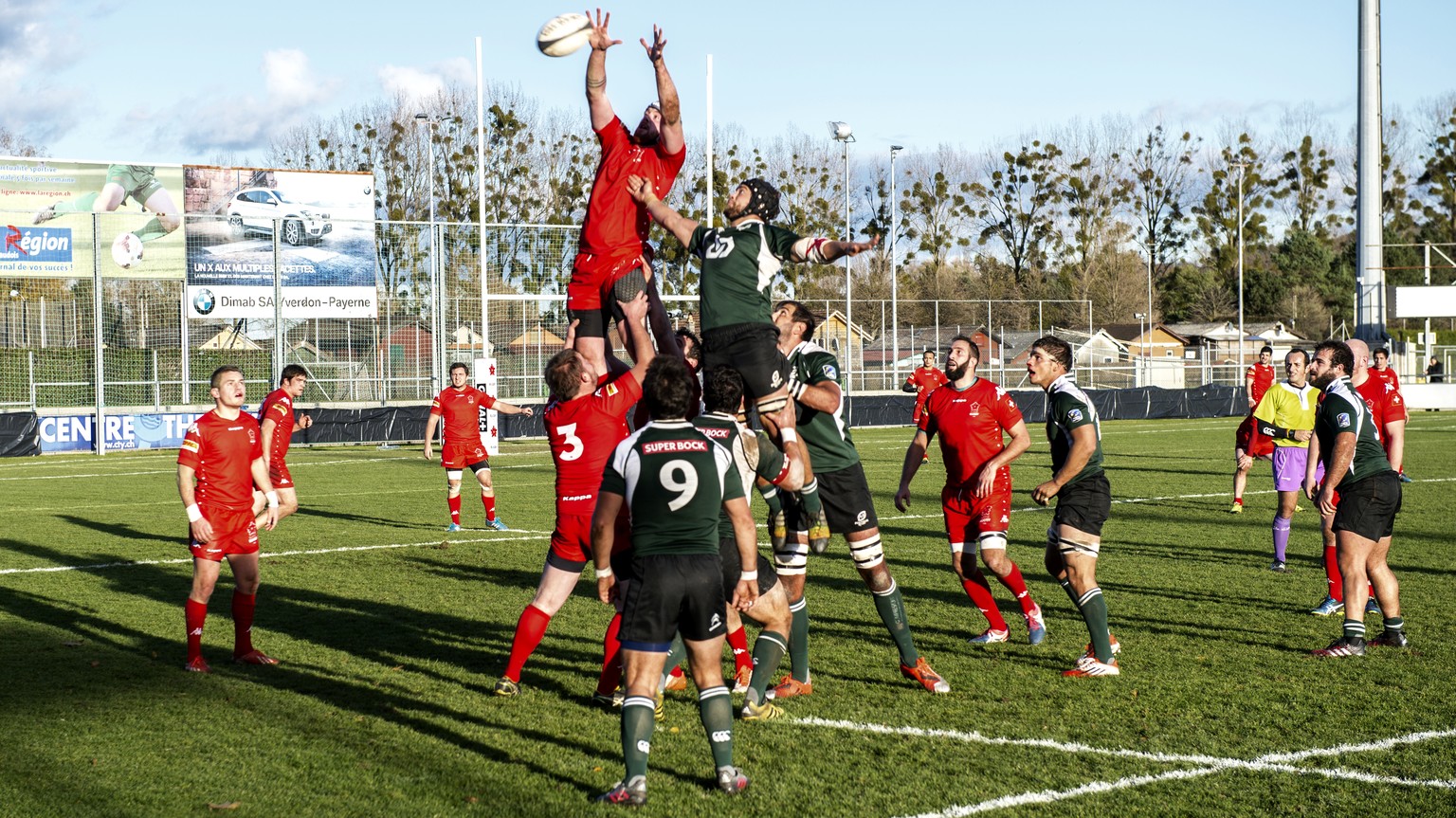 Une action lors de la rencontre de rugby opposant la Suisse au portugal, ce samedi, 19 novembre 2016, a Yverdon-Les-Bains, dans le cadre du Rugby Europe Trophy. (KEYSTONE/Leo Duperrex)