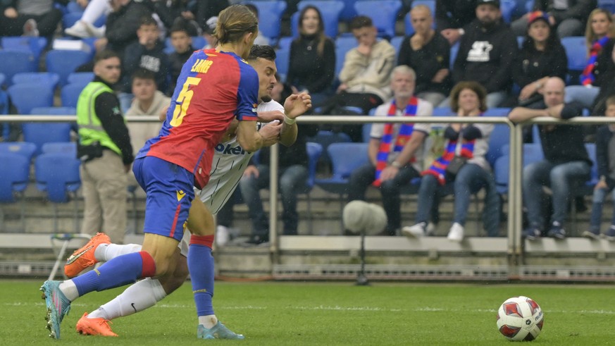 Der Zweikampf zwischen Zuerichs Bledian Krasniqi, hinten, und Basels Michael Lang, vorne, fuehrt zum Elmeter fuer Zuerich im Fussball Meisterschaftsspiel der Super League zwischen dem FC Basel 1893 un ...