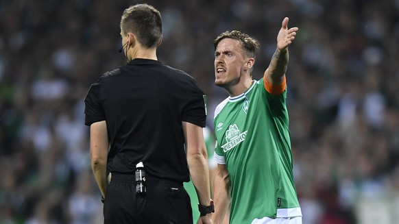 Bremen's Max Kruse argues with referee Daniel Siebert during the German soccer cup, DFB Pokal, semifinal match between Werder Bremen and Bayern Munich at the Weser stadium in Bremen, Germany, Wed ...