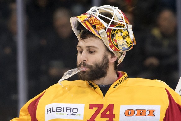 Tigers Goalie Ivars Punnenovs, waehrend dem Eishockey National League Spiel zwischen dem SC Bern und den SCL Tigers, am Dienstag, 28. November 2017, in der PostFinance Arena in Bern. (KEYSTONE/Marcel  ...