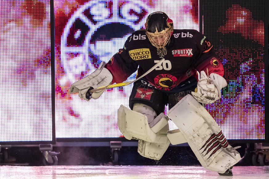 Bern Goalie Leonardo Genoni laeuft in die Arena vor dem dritten Eishockey Playoff-Viertelfinalspiel der National League zwischen dem SC Bern und dem Geneve-Servette HC am Donnerstag, 14. Maerz 2019 in ...