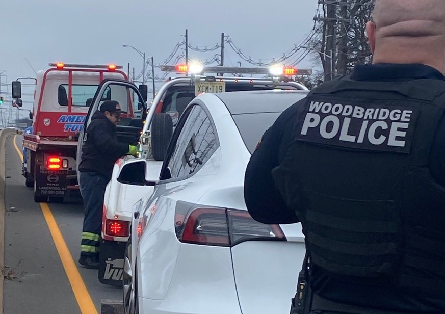 Am 29. Januar 2023 war ein Mann mit einem nigelnagelneuen Tesla in Woodbridge, New Jersey unterwegs, «und plötzlich fiel das Lenkrad ab».