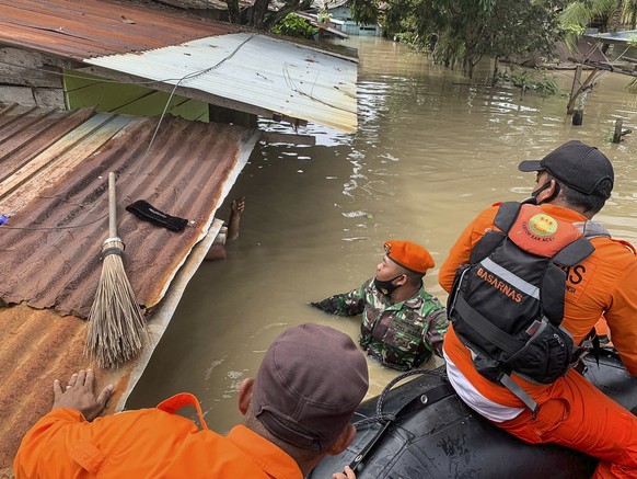 Ein Dorf in der indonesischen Provinz Aceh steht unter Wasser (02. Januar 2022).