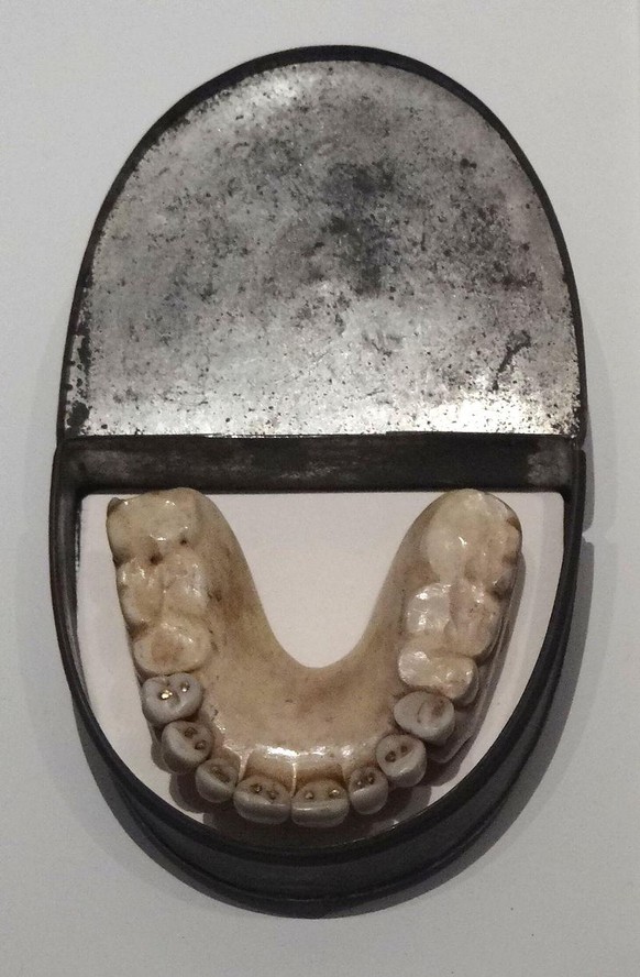 Gebissprothese mit Waterloo-Zähnen, Militärhistorisches Museum der Bundeswehr
Von Adam Jones - Cropped version of File:Dentures with Waterloo Teeth - Military Museum - Dresden - Germany.jpg, CC BY-SA  ...