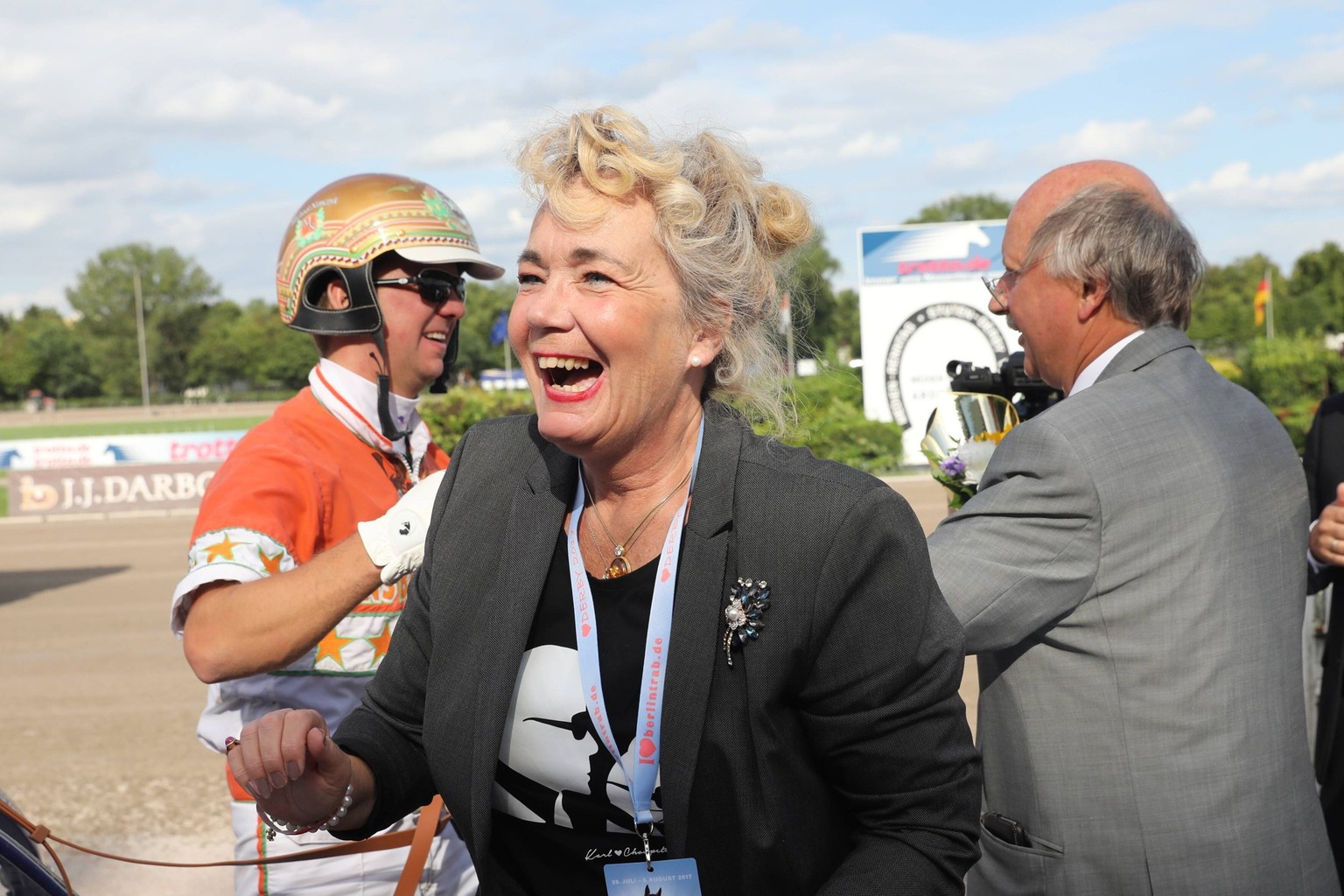 28.07.2017, Berlin, Deutschland, GER - Siegerehrung: Honesty Newport (3) mit Michael Nimczyk gewinnt den 4.Vorlauf zum Deutschen Stuten-Derby. (Honesty Newport, Michael Nimczyk, Vorlauf, Deutschen Stu ...
