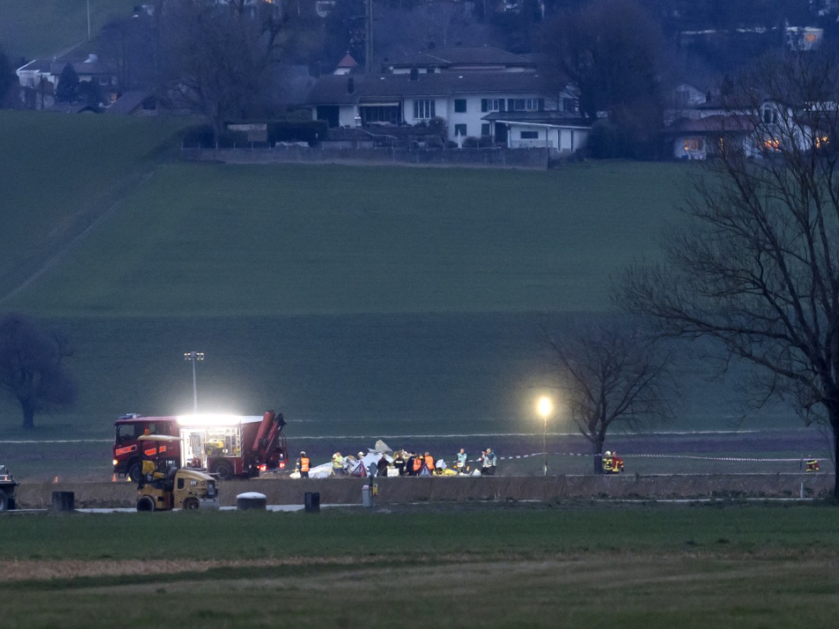 L'appareil transportant onze parachutistes s'est crash� dans un champ pr�s de l'a�rodrome de Granges (SO). Ils sont sains et saufs, mais on ignore encore le sort du pilote.