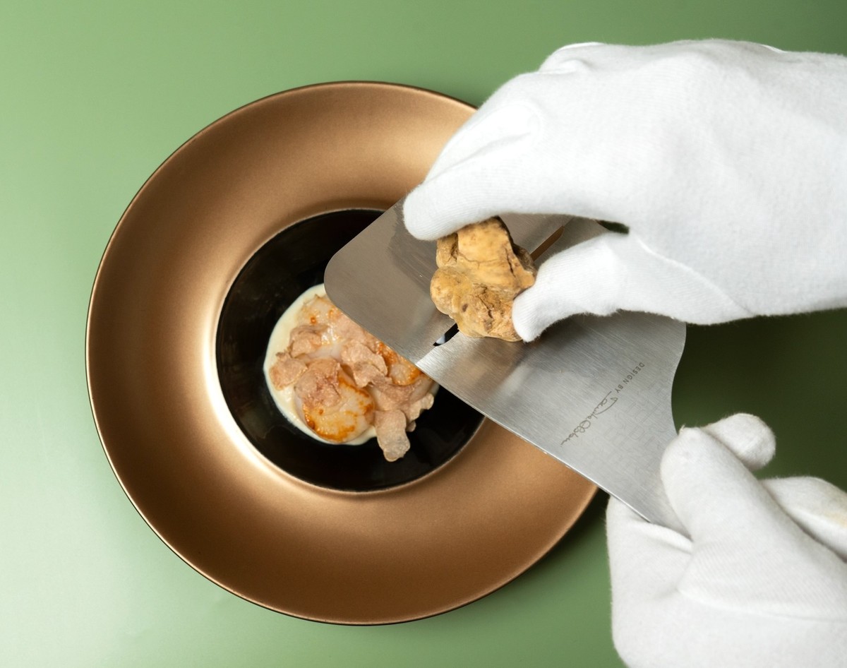 Federico Finessi - Küchenchef bei Il Tartufo Zurich. 
Tagliolini Tartufo 
&amp; Gebratene Jakobsmuscheln mit Milch-Topinamburpüree und Piemonteser Haselnüssen
https://www.iltartufo-zurich.com/