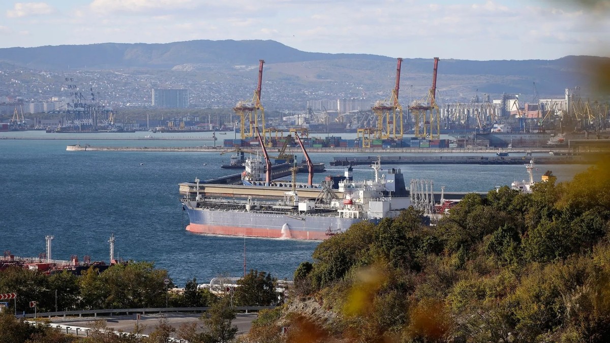 Un pétrolier est amarré dans le port de Novorossiisk, dans le complexe de Sheskharis. L'installation a été attaquée par l'Ukraine.