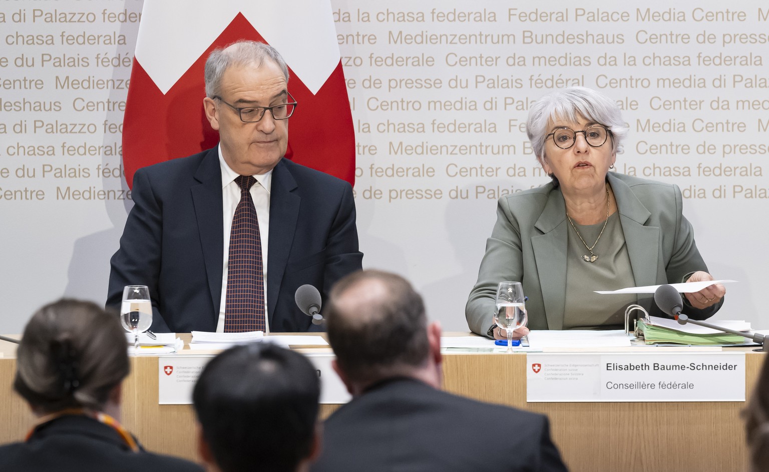 Bundesraetin Elisabeth Baume-Schneider, Mitte, spricht neben Bundesrat Guy Parmelin, links, und Bundesrat Ignazio Cassis, rechts, an einer Medienkonferenz ueber das Verhandlungsmandat mit der Europaei ...