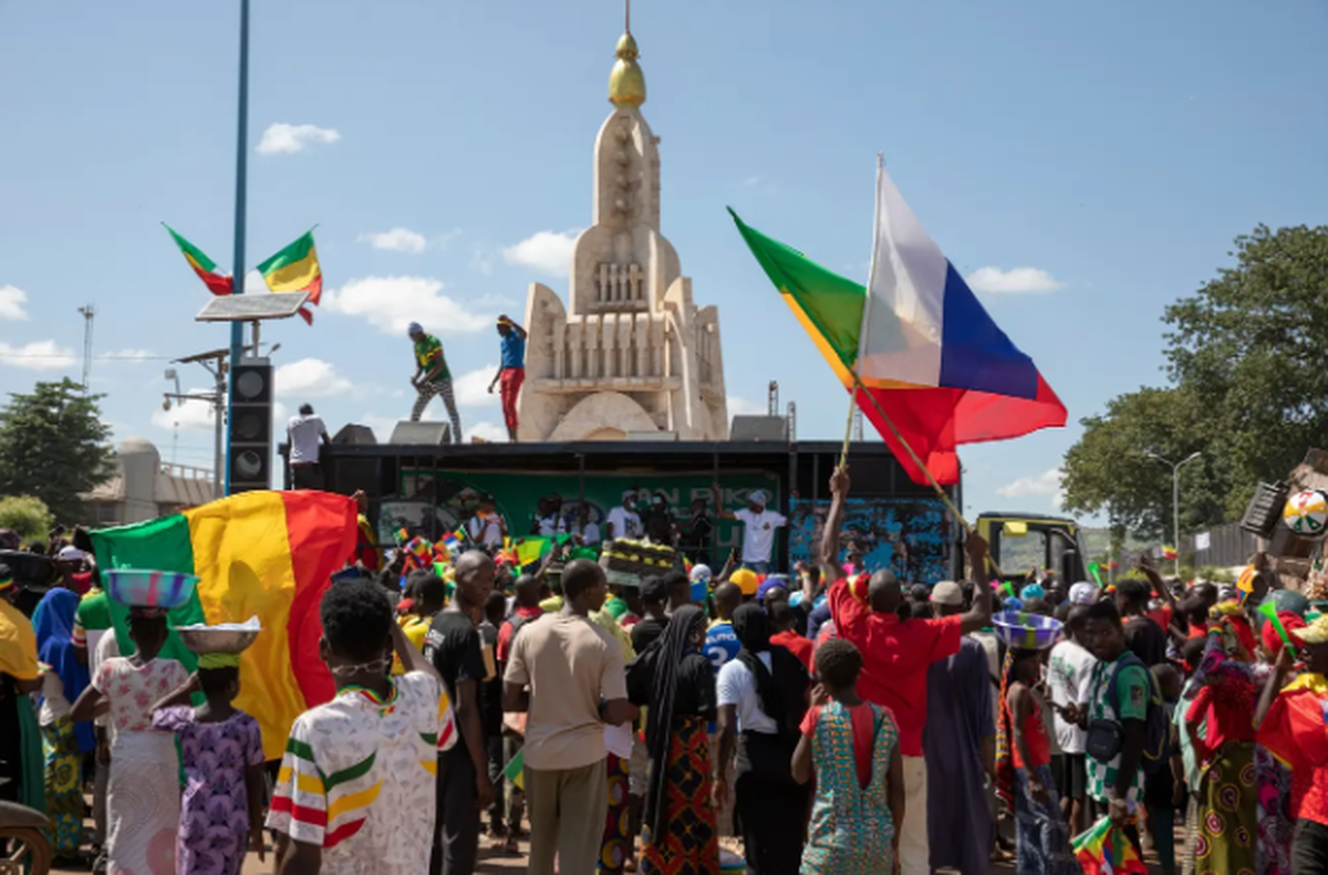 In der malischen Hauptstadt Bamako schwingen Demonstranten auch russische Flaggen.