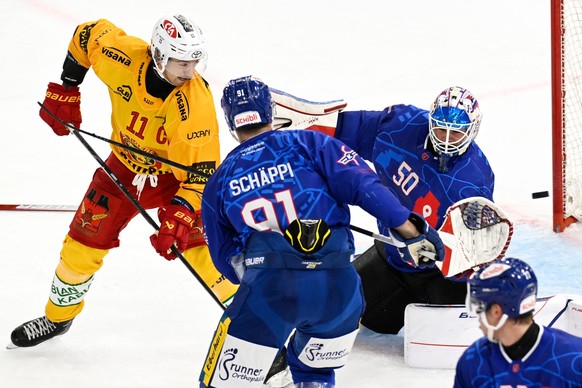 Tigers Hannes Bjoerninen, links, im kampf um den Puck gegen Klotens Reto Schaeppi, und Goalie Reto Berra,im Vorbereitungs - Spiel der National League zwischen den SCL Tigers, und dem EHC Kloten, am Sa ...
